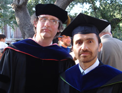 Juli&aacute;n Benavides recibe doctorado